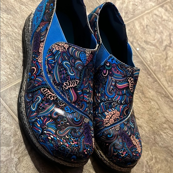 Socofy Women's Multicolored Patterned Slip-On Shoes - Picture 4 of 16
